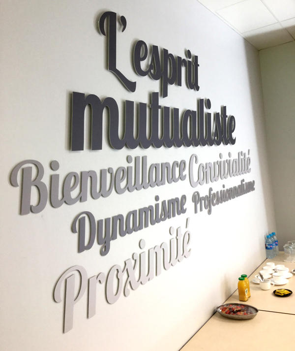 Lettres adhésives collées au mur