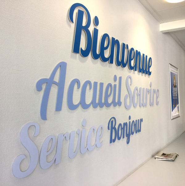 Mots en pvc découpé au laser