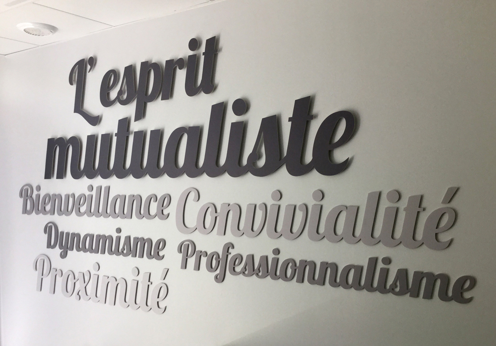 Typographie découpé fixée au mur
