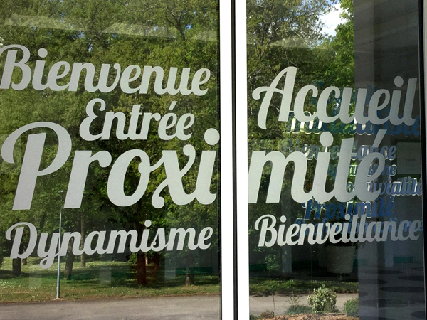 Mots découpés en adhésifs givré collé sur la porte d'entrée