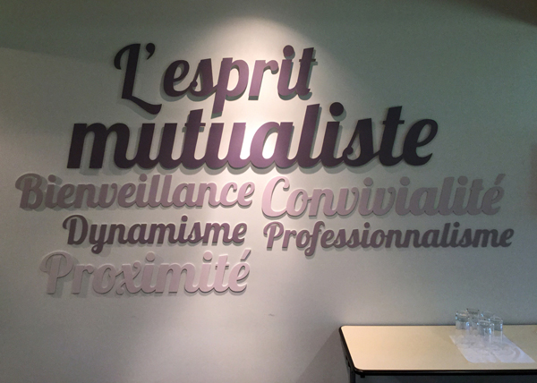 signalétique lettres découpées posées sur les murs