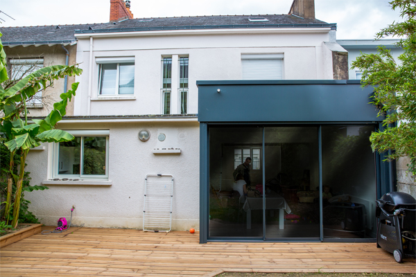 Création d'une extension avec baie vitrée et d'une terrasse en bois