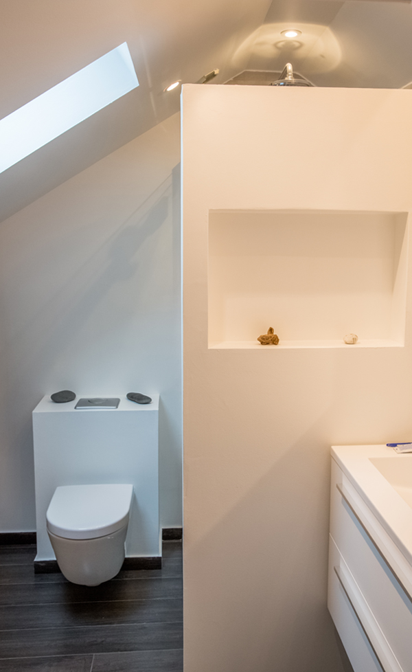 Création d'une salle d'eau avec toilettes suspendu et douche à l'italienne