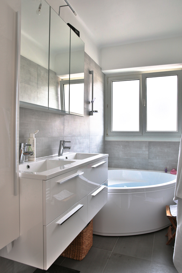 rénovation d'une salle de bain avec une baignoire d'angle et meubles vasque
